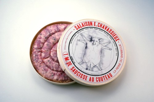 Emmanuel-Chavassieux-Salaison-Coutellerie-boutique-cuire-1m-boite-ouverte-saucisse-classique