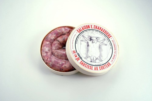 Emmanuel-Chavassieux-Salaison-Coutellerie-boutique-cuire-48cm-boite-ouverte-saucisse-classique
